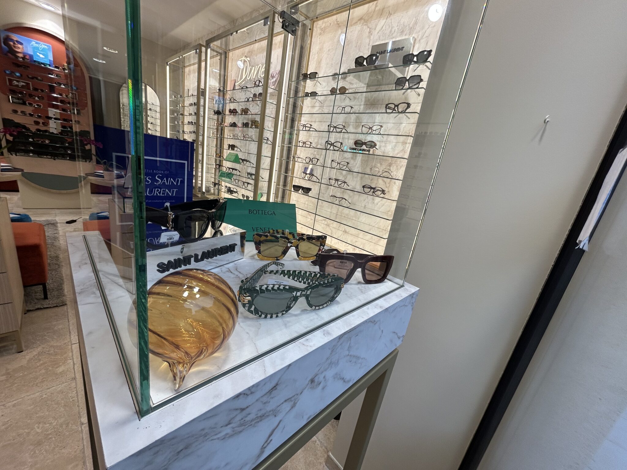 Une des vitrines mettant en avant les lunettes disponibles chez Regards et Ecoutes Océaniques, opticien à Arcachon.