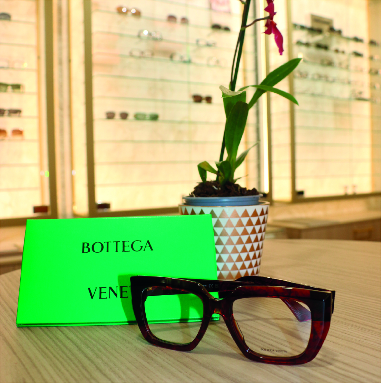 Paire de lunettes de la marque Bottega Veneta, disponible chez Regards et Ecoutes Océaniques, opticien à Arcachon.